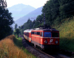 Lokomotiva: 1042.623-7 | Vlak: R 4904 ( Villach Hbf. - Schwarzach.St.Veit ) | Msto a datum: Angertal 06.08.1996