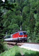 Lokomotiva: 1044.213-6 | Vlak: EC 163 Transalpin ( Basel SBB - Wien Westbf. ) | Msto a datum: Wald am Arlberg 16.06.1993