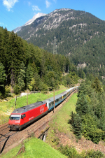 Lokomotiva: Re 460.104-3 | Vlak: EC 175 Cinque Terre ( Schaffhausen - Livorno Centrale ) | Msto a datum: Wassen 08.09.2007