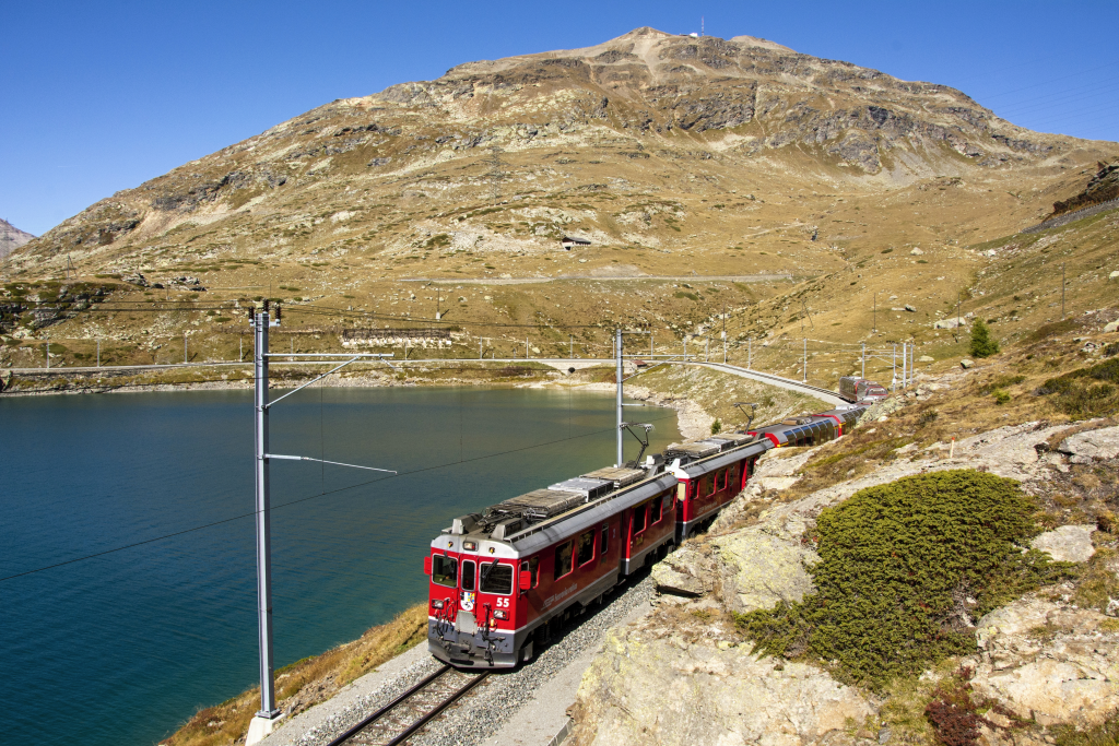 Lokomotiva: ABe 4/4 55 + ABe 4/4 52 | Vlak: PE 973 Bernina-Express ( St.Moritz - Tirano ) | Msto a datum: Ospizio Bernina 25.09.2021