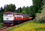 Lokomotiva: 751.017-5 | Vlak: R 1460 ( Trutnov hl.n. - Praha hl.n. ) | Msto a datum: st u Star Paky 08.05.2000