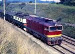 Lokomotiva: 753.217-9 ( T478.3217 ) + E499.1 | Vlak: Os 8211 ( Praha hl.n. - esk Budjovice ) | Msto a datum: Beneov u Prahy 24.08.1987