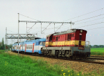 Lokomotiva: 770.108-9 + 451 | Vlak: Os 9307 ( Praha Masarykovo n. - Pardubice hl.n. ) | Msto a datum: Kluov 08.05.1995