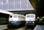 Lokomotiva: 110.351-4 + 111.225-9 | Vlak: E 3050 ( Mnchen Hbf. - Neumarkt ) + E 3084 ( Mnchen Hbf. - Passau Hbf. ) | Msto a datum: Mnchen Hbf. 26.02.1994