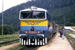 Lokomotiva: 754.055-2 | Vlak: R 811 Horehronec ( Bratislava hl.st. - Trebiov ) | Msto a datum: erven Skala 13.08.1994